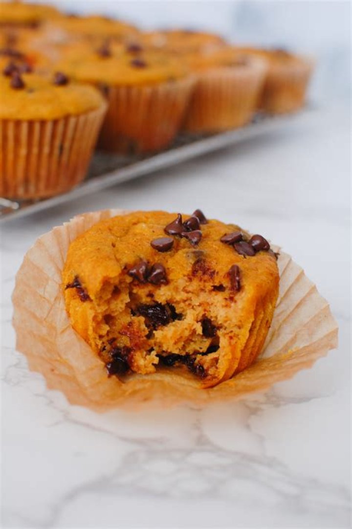 Pumpkin Chocolate Chip Muffins {Quick & Easy}